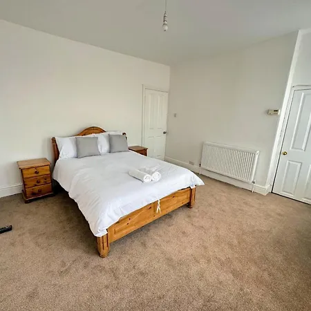 Spacious Private - 9 Minutes From Homestay