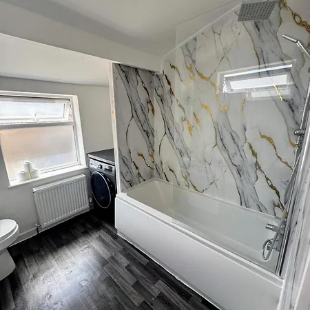 Spacious Private - 9 Minutes From Homestay Bristol